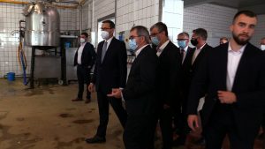 Objazd premiera po Śląsku: Wręczał nagrody uczniom w Katowicach, w Mikołowie podziwiał fabrykę przetworów