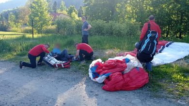 Awaryjne lądowanie paralotniarza, wypadki rowerowe. Trudny początek długiego weekendu w Beskidach. Fot. GOPR Beskidy