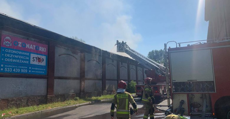 Pożar w Chorzowie opanowany. Akcja strażaków potrwa jeszcze kilka godzin [ZDJĘCIA]