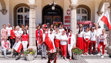 Biało-czerwony urząd w Pszczynie. Skrobol: dopingujmy piłkarzy! Fot. UM Pszczyna