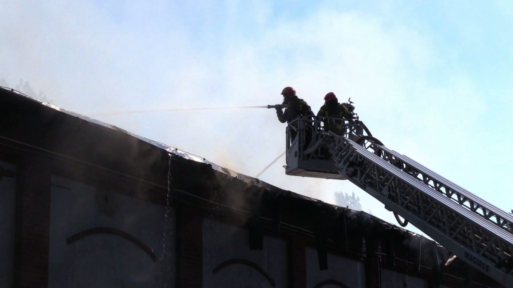 Strażacy walczyli z ogniem, dymem i ogromnym upałem. POTĘŻNY pożar w Chorzowie ugaszony