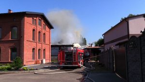 Strażacy walczyli z ogniem, dymem i ogromnym upałem. POTĘŻNY pożar w Chorzowie ugaszony