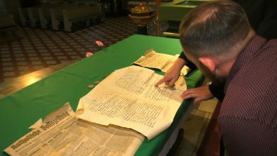 Po krótkich oględzinach kamienia węgielnego okazało się, że w środku jest pusta przestrzeń. Jednak po rozkuciu kamienia w środku przedstawiciele parafii znaleźli kapsułę czasu