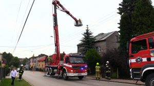 Zniszczone dachy, samochody i połamane drzewa - służby i mieszkańcy województwa śląskiego naprawiają szkody po wczorajszych nawałnicach