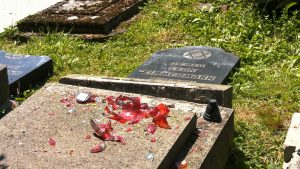 Dewastacja cmentarza żydowskiego w Bielsku wstrząsnęła mieszkańcami! Kto to zrobił?