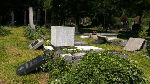 Kolejna dewastacja cmentarza żydowskiego w ciągu ostatnich kilku tygodni. Trzy tygodnie temu zniszczono cmentarz we Wrocławiu, a w sobotę 26 czerwca ktoś zdewastował nekropolię w Bielsku-Białej
