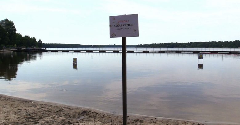 Dopiero co otwarte kąpielisko przy Jeziorze Paprocańskim w Tychach - już zostało zamknięte do odwołania. Powodem zakazu kąpieli w zbiorniku są wykryte przez sanepid sinice.