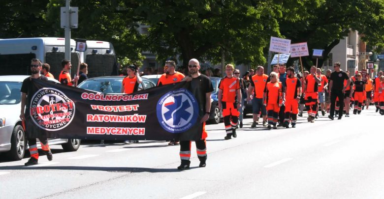 Protest ratowników medycznych przetoczył się przez Polskę. Na ulice wyszli także w Katowicach