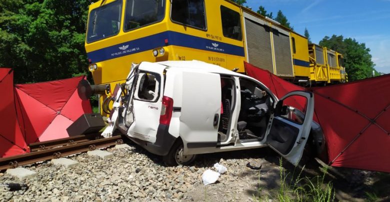 Tragedia na przejeździe kolejowym. Nie żyje 23-latka (fot.Policja Podkarpacka)