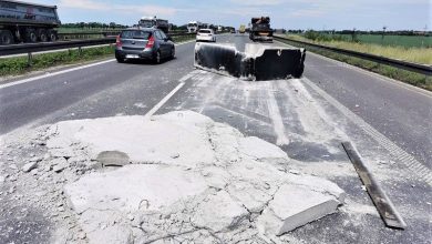 Betonowy blok spadł z ciężarówki na autostradzie A4. To cud, że nikomu nic się nie stało (fot.KMP Wrocław)