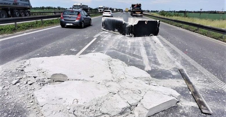 Betonowy blok spadł z ciężarówki na autostradzie A4. To cud, że nikomu nic się nie stało (fot.KMP Wrocław)