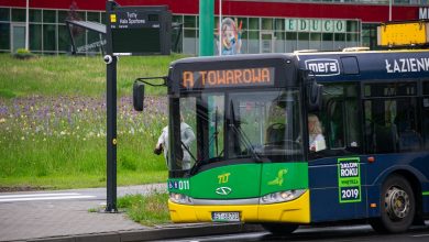 Zarząd Transportu Metropolitalnego przechodzi do kolejnego etapu inwestycji. Zamontował 57 nowych elektronicznych tablic informacyjnych w 11 miastach (fot. ZTM)