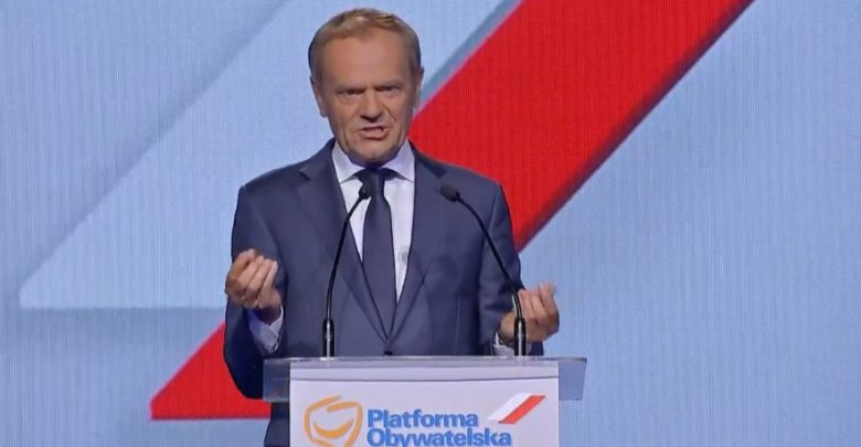 Donald Tusk znowu liderem Platformy Obywatelskiej. Były premier wraca do polskiej polityki po kilkuletniej przerwie.