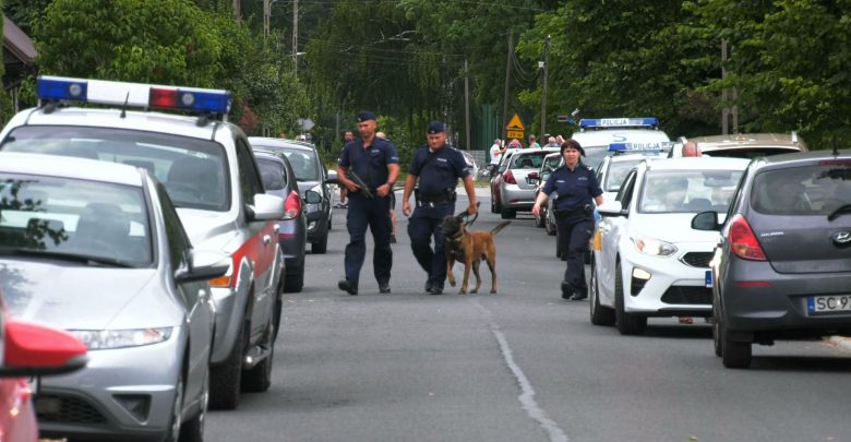 Specjalne psy z Niemiec ściągnięte do poszukiwań zabójcy 3-osobowej rodziny. Obława wciąż trwa
