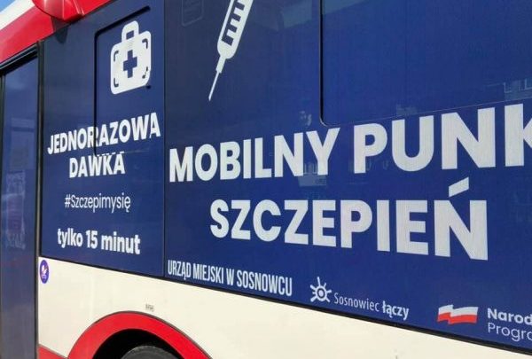 Sosnowiec wypuścił na drogi szczepionkowy autobus. SZCZEPanek szczepi na covid-19 (fot. UM Sosnowiec)