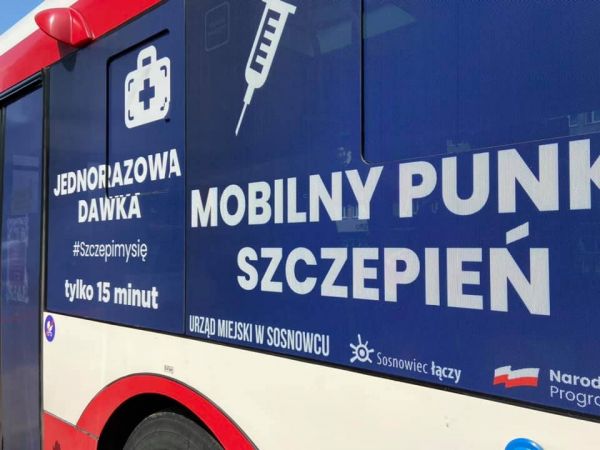 Sosnowiec wypuścił na drogi szczepionkowy autobus. SZCZEPanek szczepi na covid-19 (fot. UM Sosnowiec)