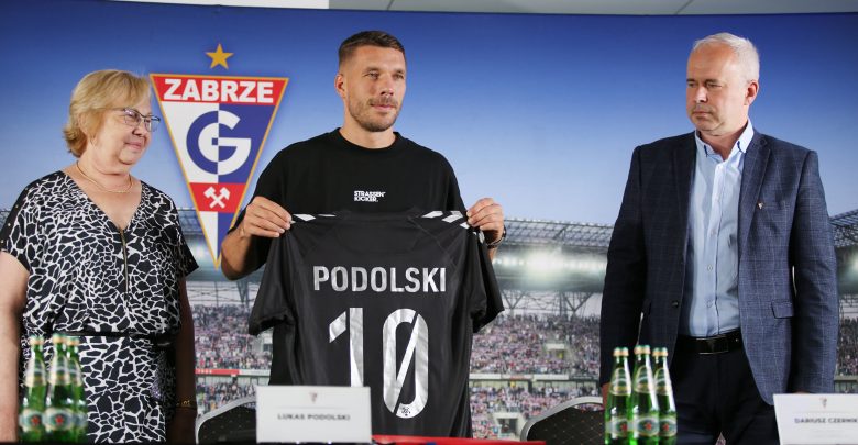Łukasz Podolski już oficjalnie piłkarzem Górnika Zabrze. Podpisał roczny kontrakt (fot.Górnik Zabrze)