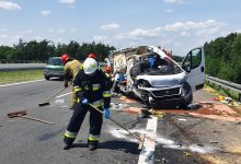 Śmiertelny wypadek na A4 w Imielinie zablokował autostradę na Katowice. Dostawczak kompletnie zmiażdżony (fot.Policja Śląska)