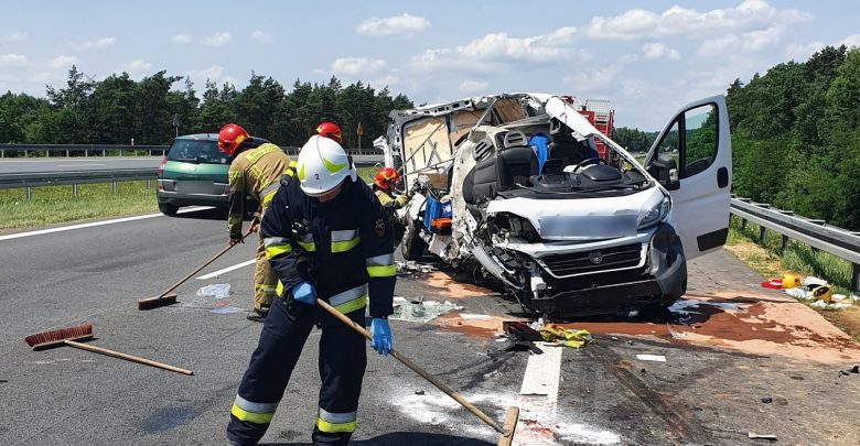 Śmiertelny wypadek na A4 w Imielinie zablokował autostradę na Katowice. Dostawczak kompletnie zmiażdżony (fot.Policja Śląska)
