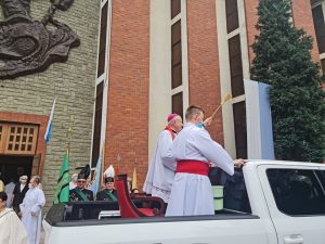 Biskup na pace pickupa. W Tychach odbyło się święcenie samochodów na św.Krzysztofa