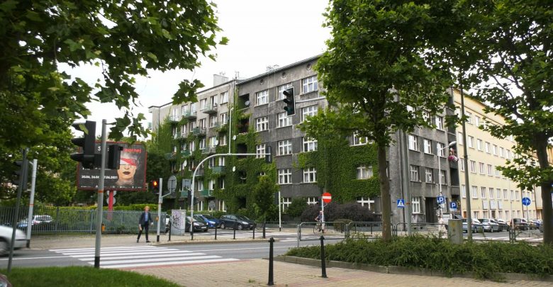 Mieszkańcy Katowic, którzy mieszkają w budynku z zielonym dachem, ogrodem wertykalnym czy zieloną ścianę, mogą zostać zwolnieni z podatku od nieruchomości. Taką decyzję podjęli dzisiaj radni.