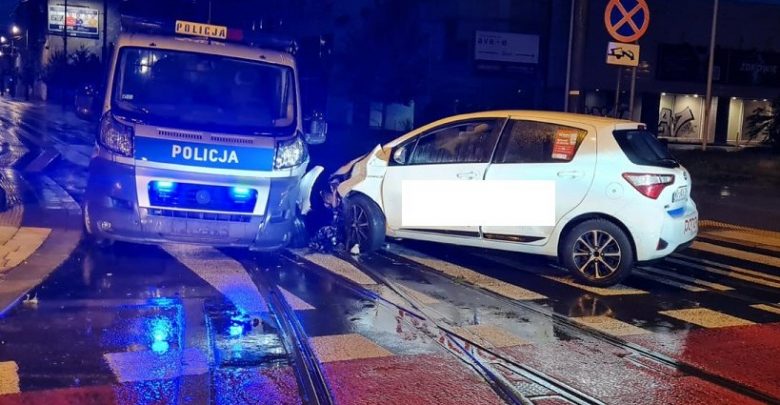 Po narkotykach, bez prawka i prosto w radiowóz! Trzech policjantów rannych w zderzeniu z szaleńczo jadącym 22-latkiem (fot.policja)