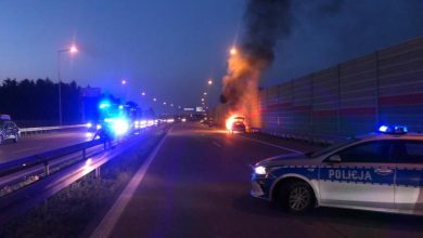 Nie wahał się ani sekundy. Policjant pomógł rodzinie uciec z płonącego pojazdu (fot.policja.pl)