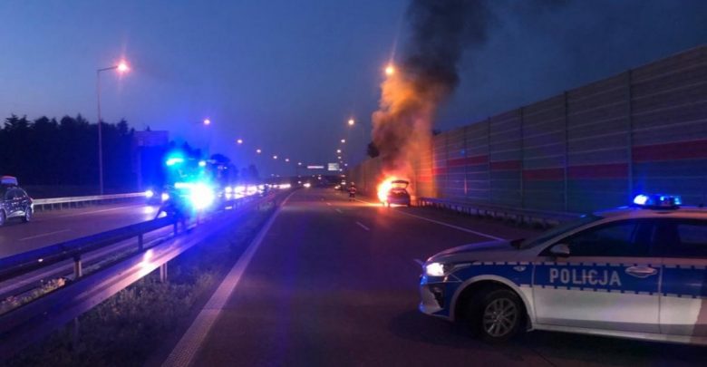 Nie wahał się ani sekundy. Policjant pomógł rodzinie uciec z płonącego pojazdu (fot.policja.pl)