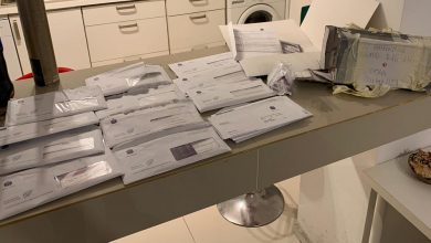 Senior przekazał oszustom ponad 120 tys. złotych. Myślał, że bierze udział w tajnej akcji przeciwko hakerom (fot.Policja Małopolska)