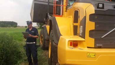 Śląskie: Najechał ładowarką na leżącego w trawie mężczyznę. 62-latek nie żyje (fot.Śląska Policja)