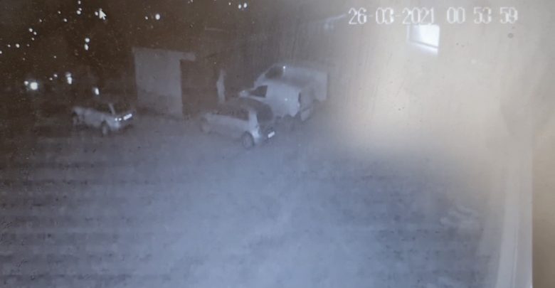 Policja szuka wandala, który zniszczył 8 aut. Opublikowała nagranie. Fot. KMP Mysłowice