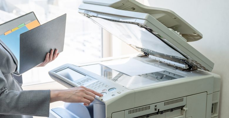 Jak na dogodnych warunkach wynająć kserokopiarkę? (fot.: Adobe Stock)