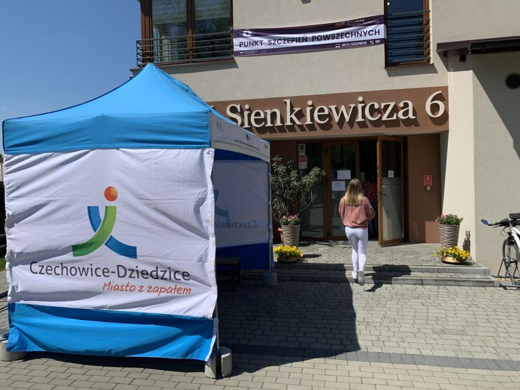 Zgodnie z wytycznymi dotyczącymi funkcjonowania punktów szczepień powszechnych docelowy potencjał szczepień w miastach liczących do 50 tys. mieszkańców ma wynosić minimum 200 dawek dziennie. [fot. UM Czechowice-Dziedzice]