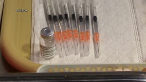 Niezaszczepionych w Polsce czekają nowe obostrzenia? Rzecznik rządu: "Osoby które są zaszczepione nie będą podlegały limitom"
