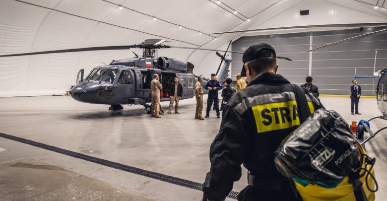 Policyjny Black Hawk wyleciał do Turcji. Pomoże w gaszeniu gigantycznych pożarów (fot.policja.pl)