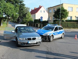Zatankował swoje BMW po korek, wcisnął gaz w podłogę i rozwalił policyjne radiowozy! (fot.policja.pl)
