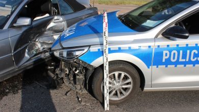 Zatankował swoje BMW po korek, wcisnął gaz w podłogę i rozwalił policyjne radiowozy! (fot.policja.pl)