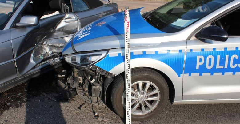 Zatankował swoje BMW po korek, wcisnął gaz w podłogę i rozwalił policyjne radiowozy! (fot.policja.pl)