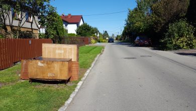 Przypominamy, iż do odpadów wielkogabarytowych nie zalicza się następujących odpadów: opon, styropianu, wełny mineralnej, odpadów poremontowych, gruzu, worków po nawozach, okien, drzwi, opakowań po chemikaliach, olejach czy truciznach, odpadów zielonych (gałęzie, trawa, liście), armatury łazienkowej. [fot. UM Pszczyna]