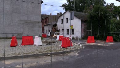 Zapadlisko w centrum Tarnowskich Gór nadal zieje ogromną dziurą w ziemi!