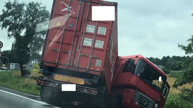 Zablokowany częściowo ruch samochodów na DK 1 w kierunku Bielska-Białej. Do rowy wpadła ciężarówka, na miejscu jest już policja (fot.Paweł Ćwikliński)