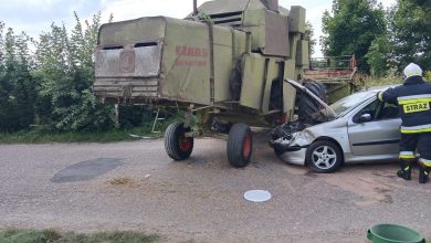 Zderzenie kombajnu z samochodem osobowym w Ożarowicach. Jedna osoba trafiła do szpitala. [fot. OSP Ożarowice]