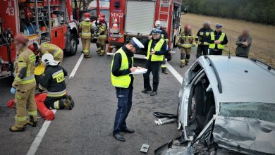 Zderzenie osobówki z samochodem ciężarowym. Jedna osoba nie żyje (fot.Policja Pomorska)