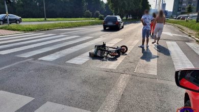 Groźny wypadek w Tychach. Na jezdni w ciągu ulicy Niepodległości potrącony został mężczyzna na hulajnodze. Wszystko miało miejsce na oznakowanym przejściu dla pieszych (fot.www.112tychy.pl)