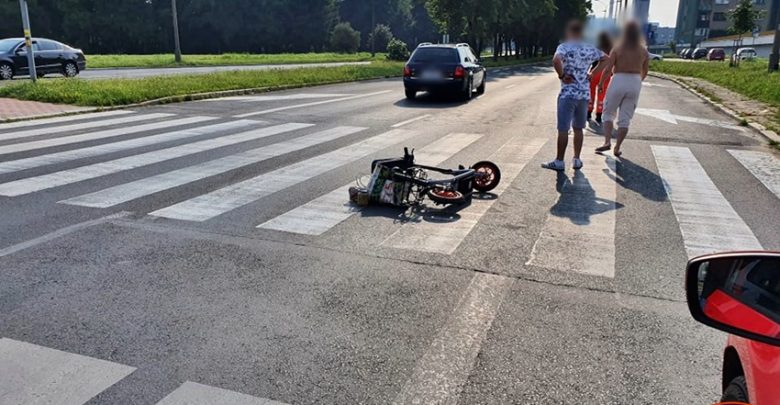Groźny wypadek w Tychach. Na jezdni w ciągu ulicy Niepodległości potrącony został mężczyzna na hulajnodze. Wszystko miało miejsce na oznakowanym przejściu dla pieszych (fot.www.112tychy.pl)