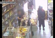Policja szuka mężczyzny z WIDEO! Z tłuczkiem do mięsa i w kasku na głowie napadł na sklep (fot.policja)