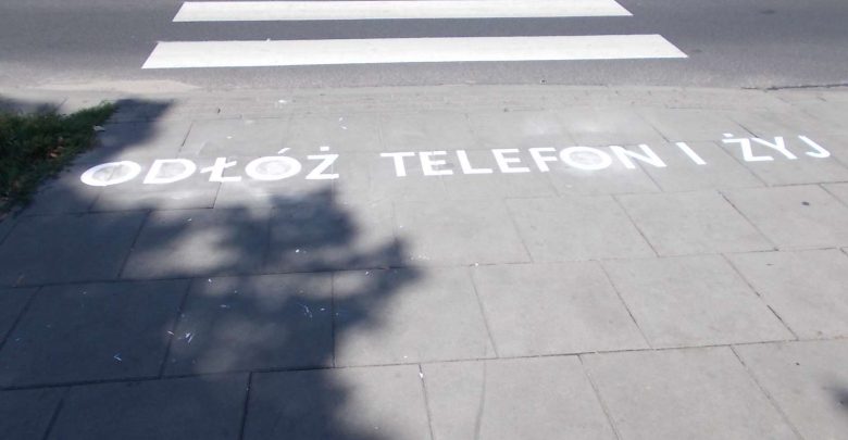 Częstochowa znakuje przejścia dla pieszych. „Odłóż telefon i żyj”. Fot. UM Częstochowa