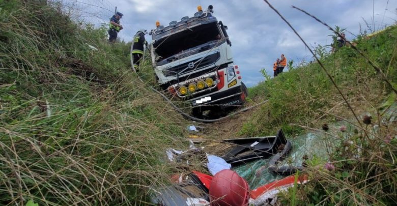 Wypadek w Rybniku. Kierowca wyleciał przez przednią szybę samochodu (fot.KMP Rybnik)