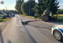 Traktor zderzył się z osobówką. Maszyna prawie rozpadła się na pół (fot.Policja Lubelska)