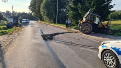 Traktor zderzył się z osobówką. Maszyna prawie rozpadła się na pół (fot.Policja Lubelska)